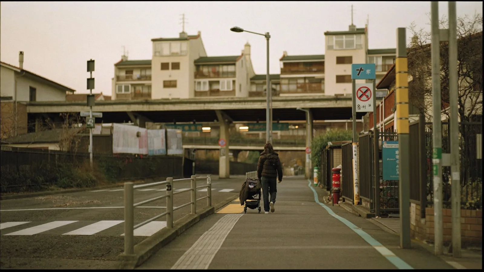 駅近くの住宅街を歩く夫婦