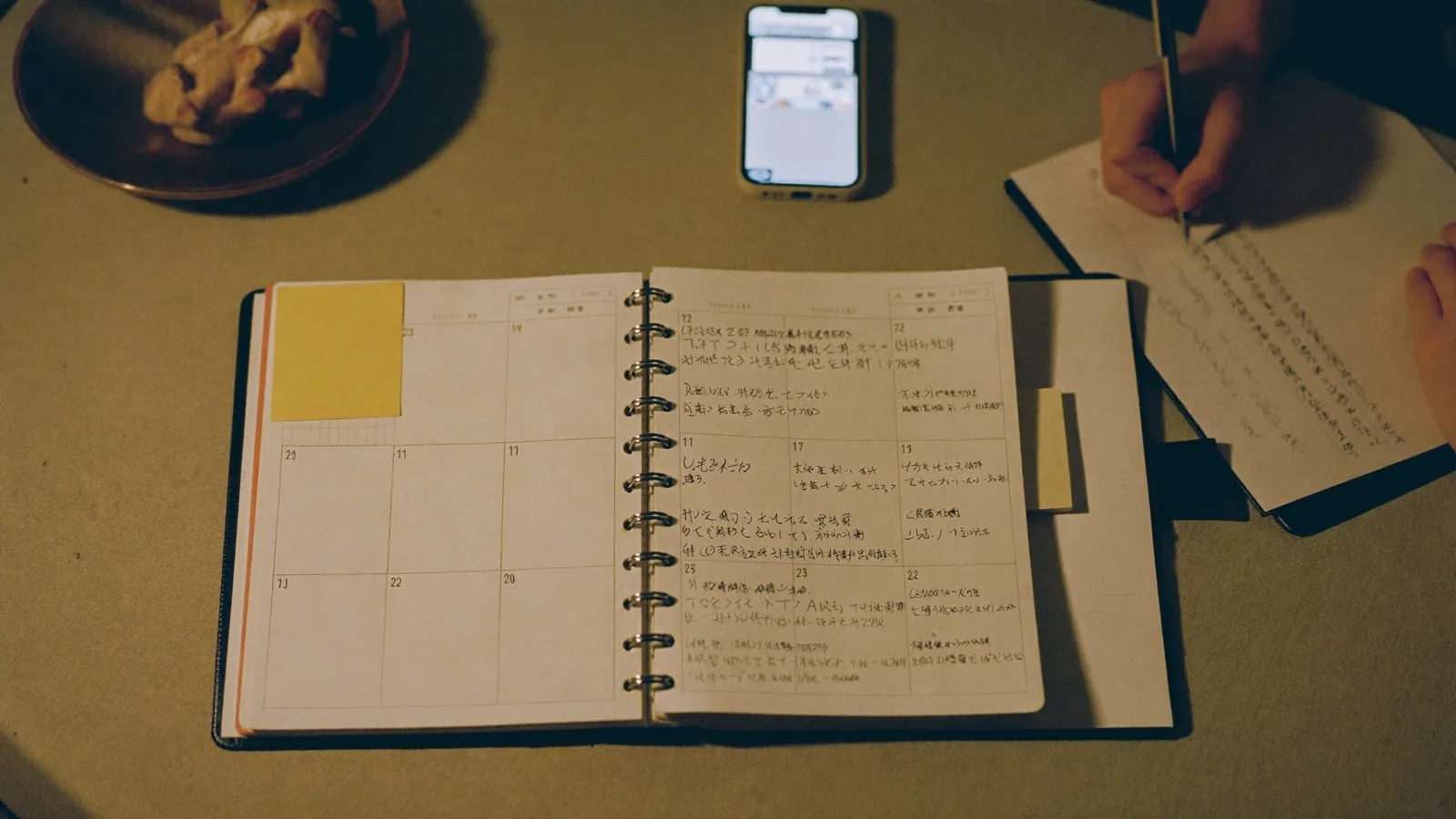 予定を書き込む共有カレンダーと親の手元