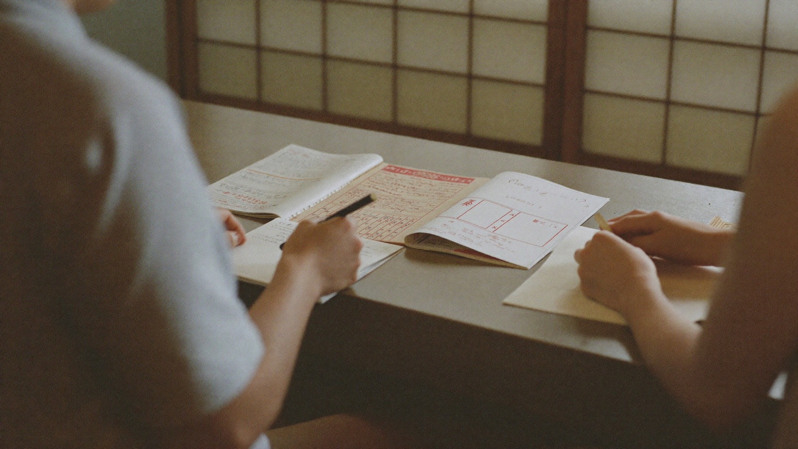 覚書と記録を確認するきょうだいの手元