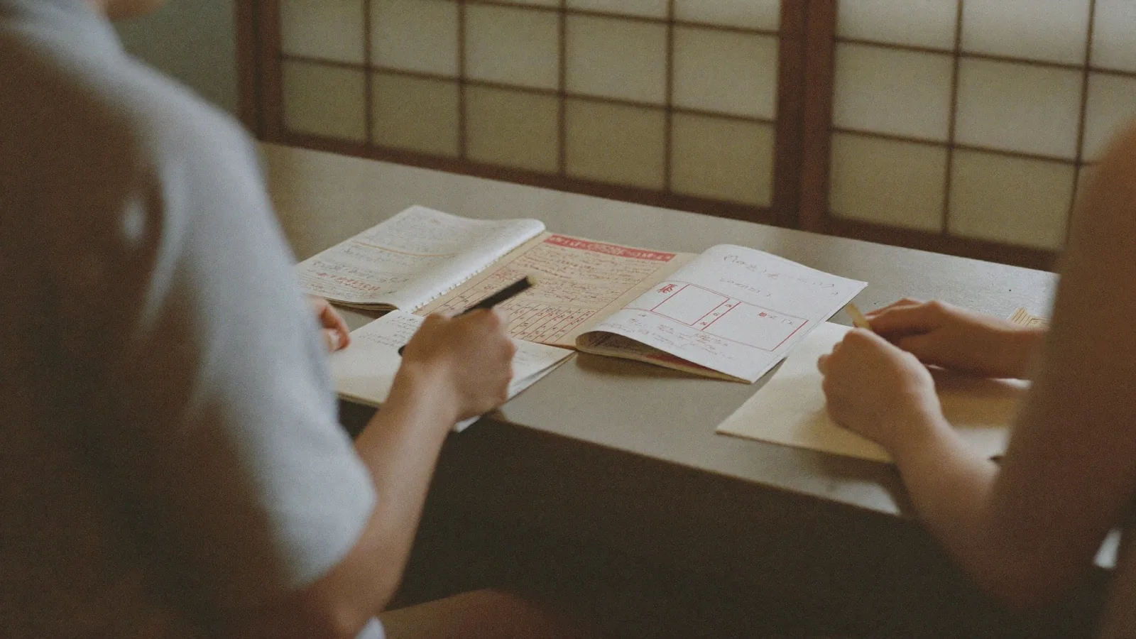 覚書と記録を確認するきょうだいの手元