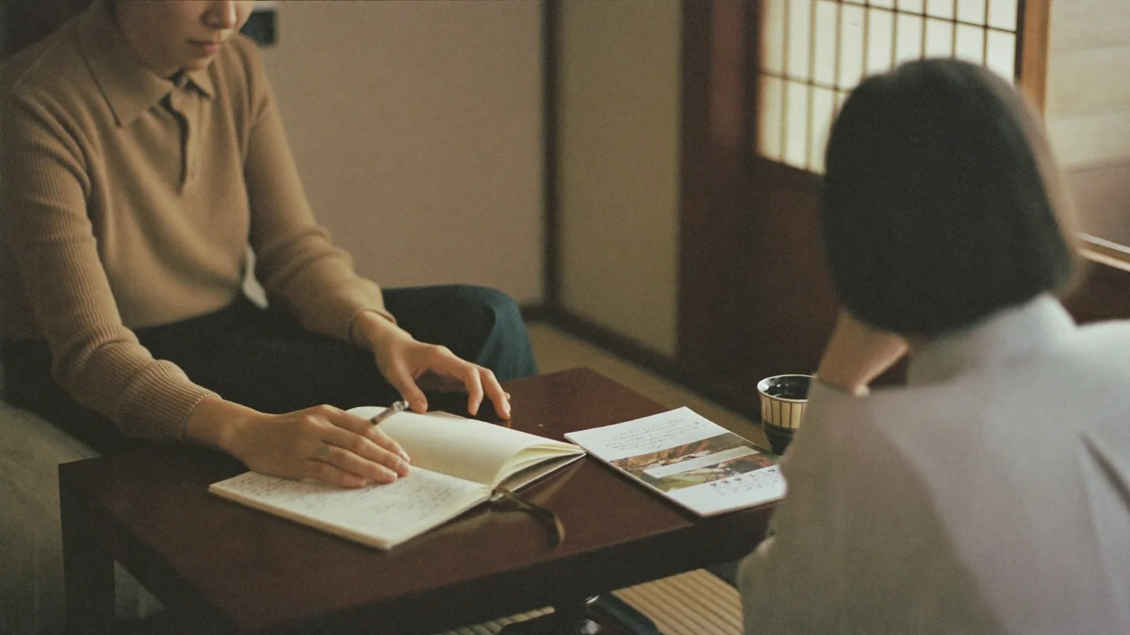 手元のメモと高齢の親に寄り添う様子