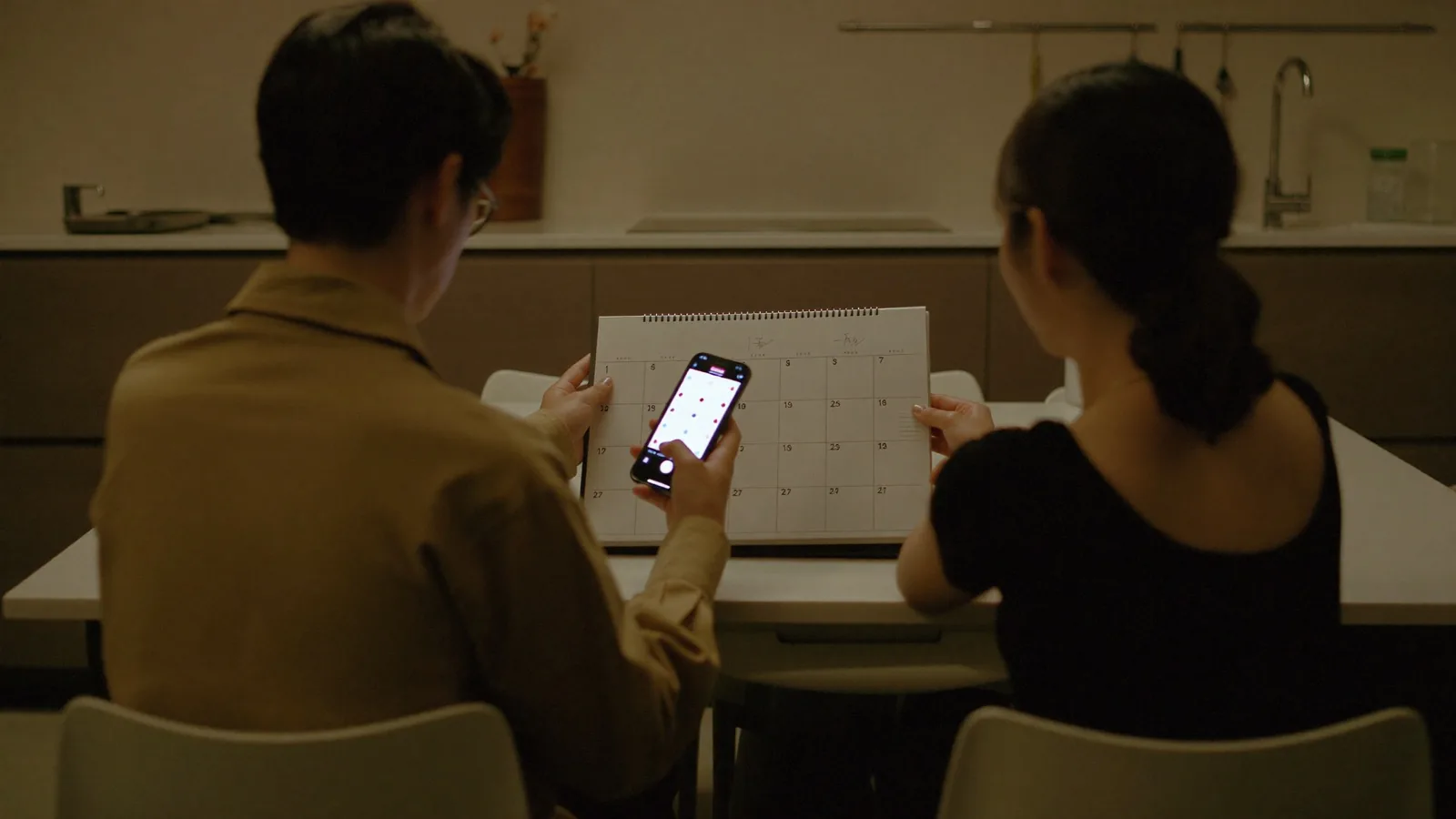 夫婦で通院予定を相談する手元