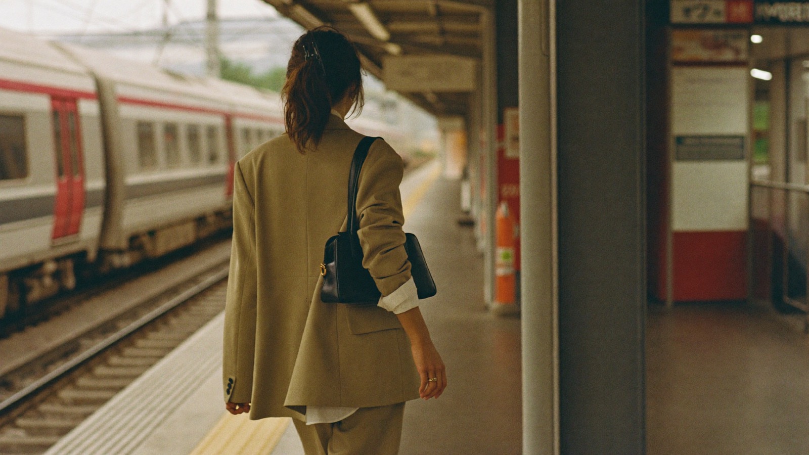 通勤緩和を使い静かな駅で待つ妊婦