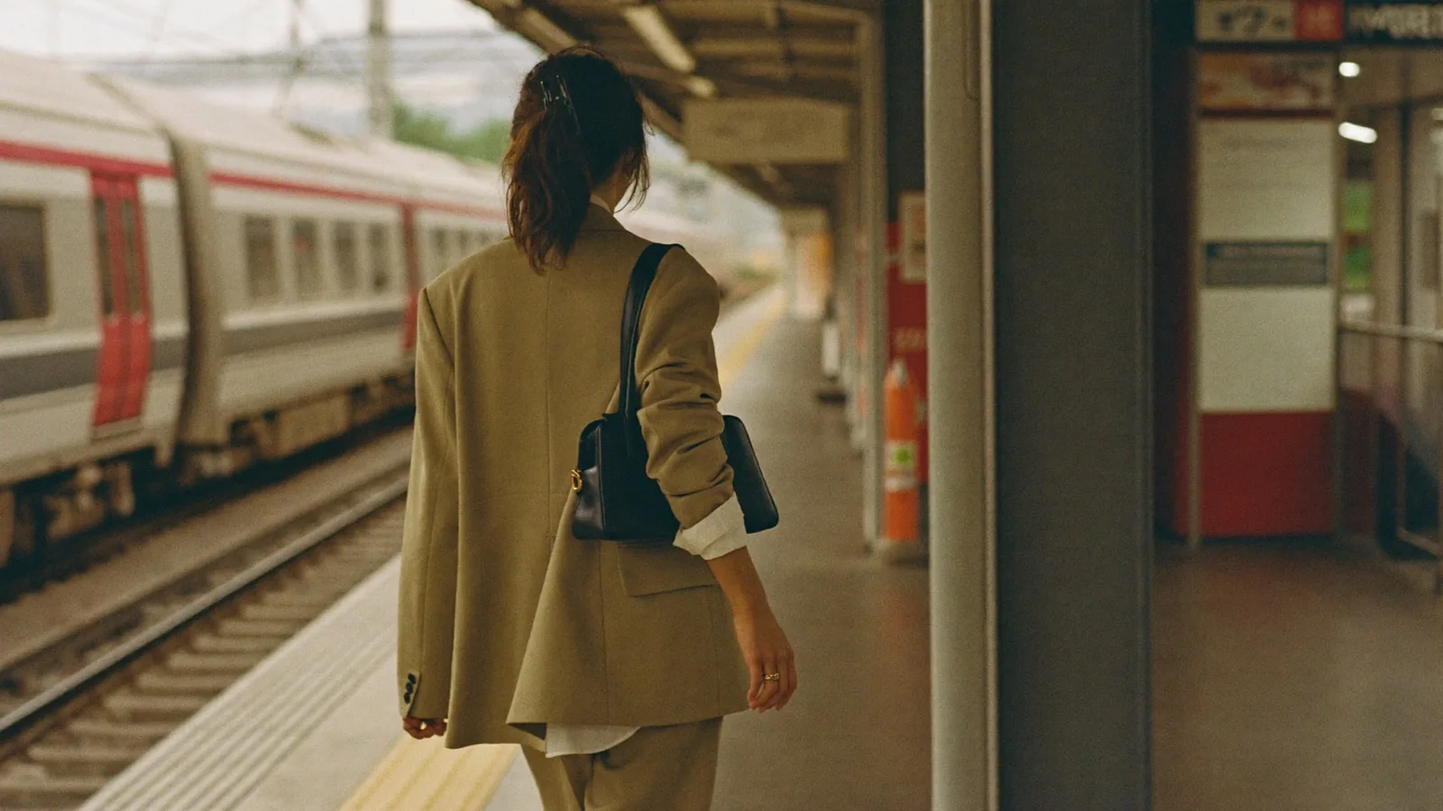 通勤緩和を使い静かな駅で待つ妊婦
