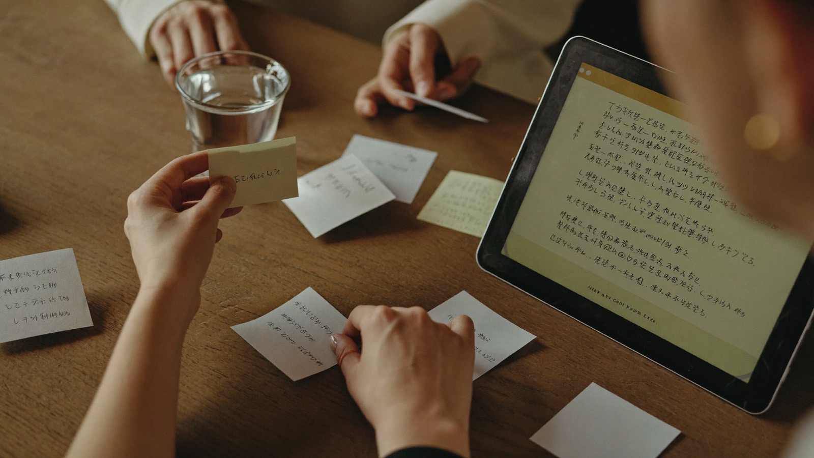 家事を書き出し見直す夫婦の手元