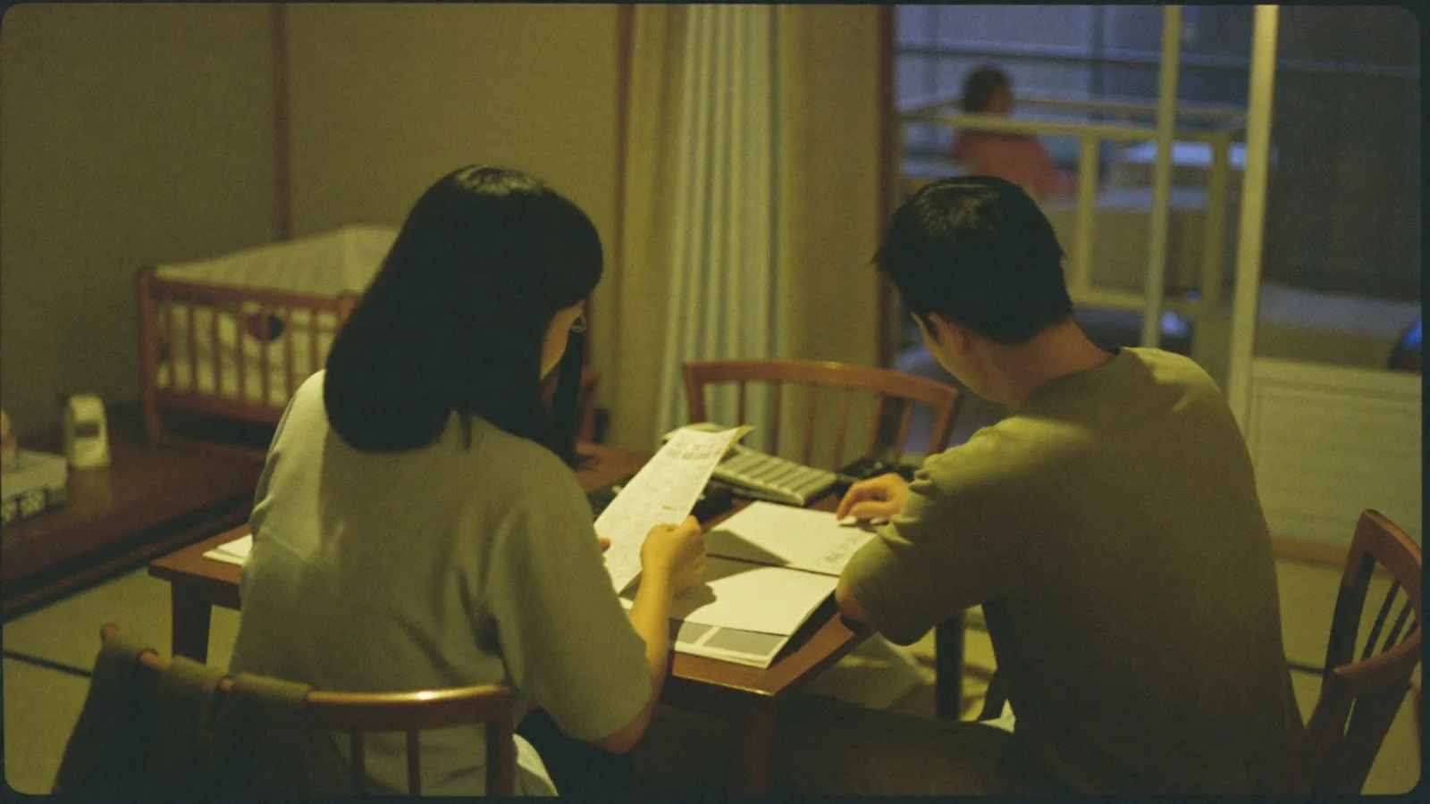 家計を見直す夫婦の後ろ姿