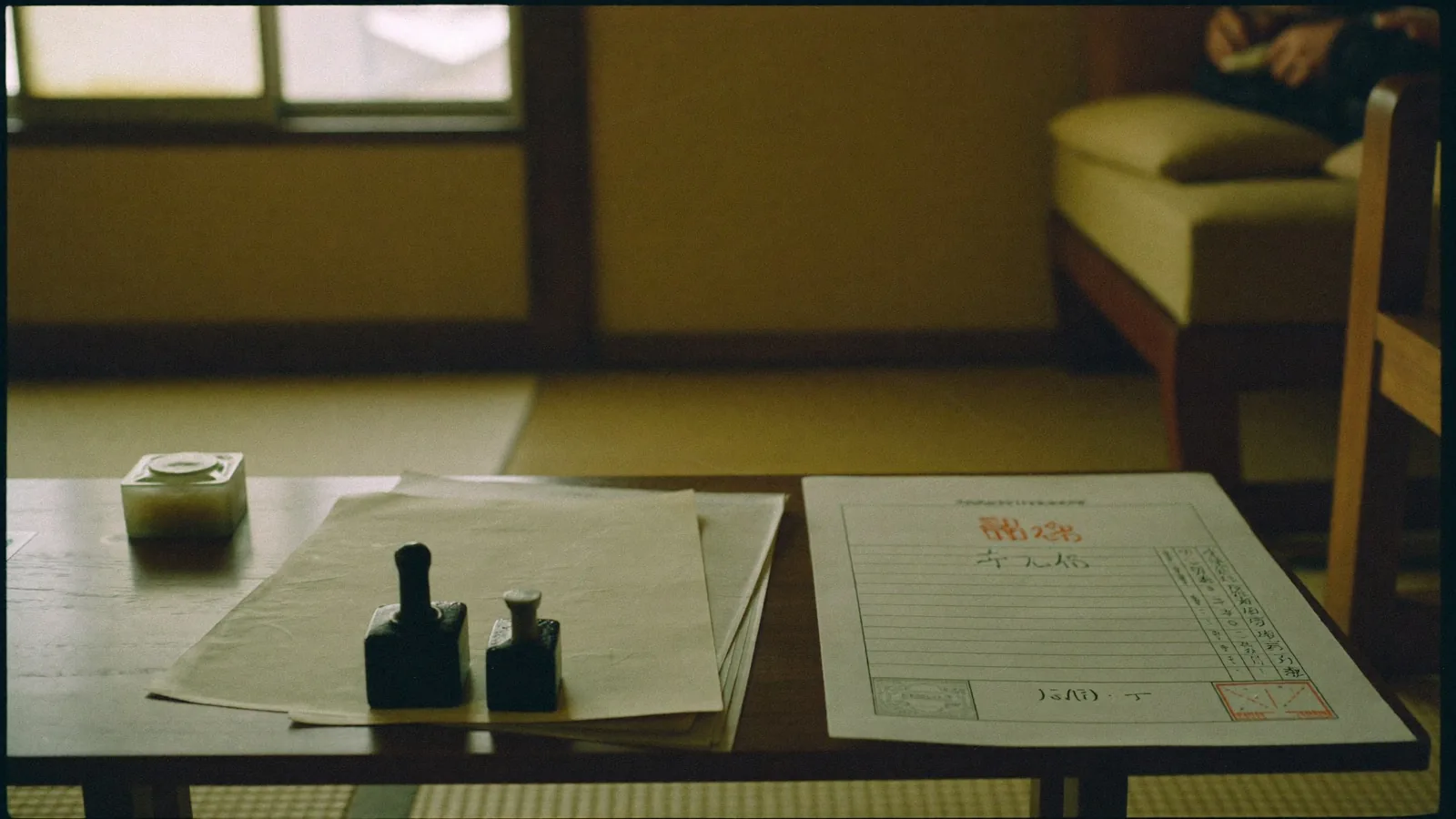机上のローン書類と二つの印鑑